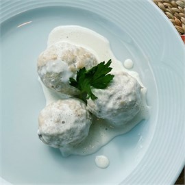 {{photo.Alt || photo.Description || 'Фрикадельки из индейки в сливочном соусе 180г'}}