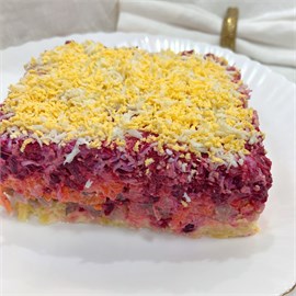 {{photo.Alt || photo.Description || 'Салаты: Селедка под шубой 1кг'}}