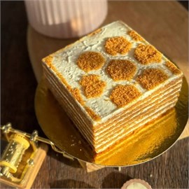 {{photo.Alt || photo.Description || 'Пирожное Медовик домашний'}}